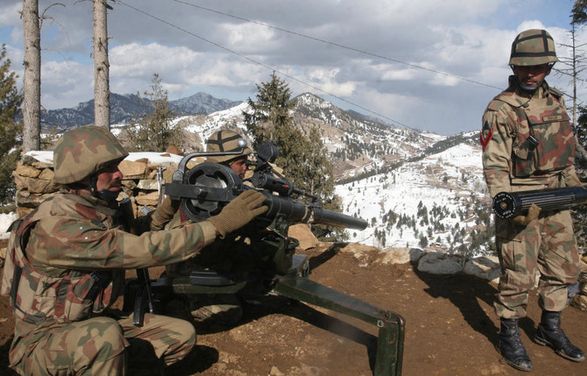 Пакистан заявляет, что боевики убили двух солдат у афганской границы