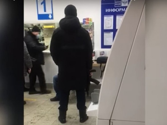 Приставил дуло к животу: в России в почтовое отделение пришел посетитель с автоматом Калашникова