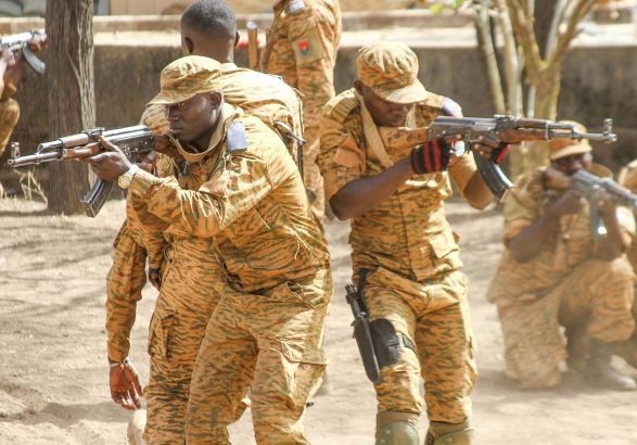 В столице Буркина-Фасо солдаты в военном лагере устроили стрельбу